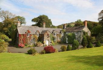 Collaven Manor allows 18 year olds to book a room