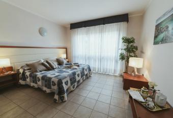 Beverly Park Residence has Balcony rooms