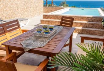 Villa del Mar Esquinzo Jandia Fuerteventura allows 18 year olds to book a room