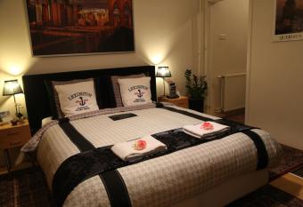 Antonius Bed and Breakfast has rooms with a private hot tub