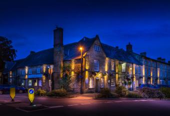 The White Hart Royal, Moreton-in-Marsh, Cotswolds allows 18 year olds to book a room