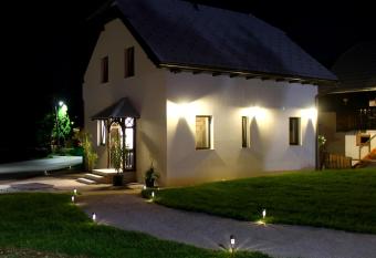 The Jungle Apartments and Rooms (Vila D  ungla) has Balcony rooms