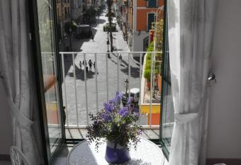 SALERNO COSTA D AMALFI SUITE has Balcony rooms