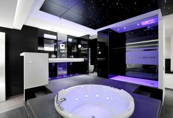 Kadrit Hotel has rooms with a private hot tub