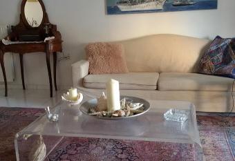 Sea & City - 10 min drive to the beach & Athens Airport has Balcony rooms