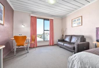 Balmoral On York allows 18 year olds to book a room