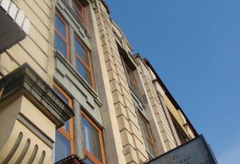 St. Clair Hotel - Hostel allows 18 year olds to book a room