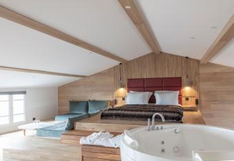 H  tel & Restaurant Origines par Adrien Descouls - Teritoria has rooms with a private hot tub