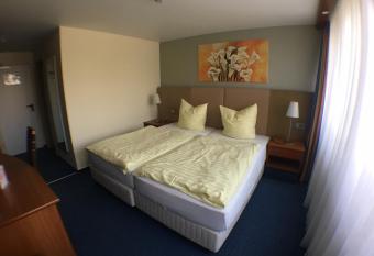 Motel Monteur allows 18 year olds to book a room