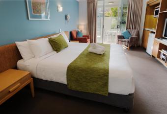 Coolum Seaside Apartments has rooms with a private hot tub