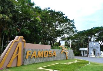 A Famosa Resort Melaka has rooms with a private hot tub