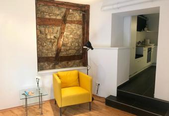 B  dinger Hof allows 18 year olds to book a room