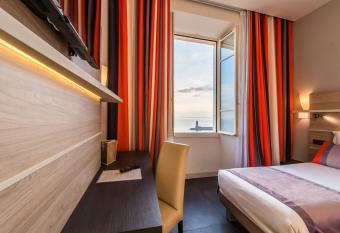 Hotel Le Saint Paul allows 18 year olds to book a room