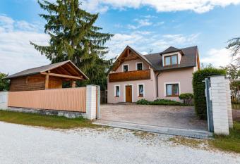 Apartm  ny Sen has Balcony rooms