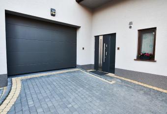 Apartament Dwupoziomowy Nad Tamami has rooms with a private hot tub