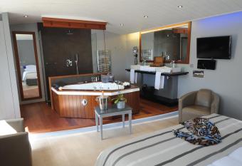El  gance Suites H  tel has rooms with a private hot tub