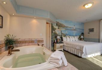 Vacationland Inn & Suites has rooms with a private hot tub