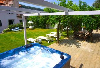 Lemon Factor Sorrento allows 18 year olds to book a room