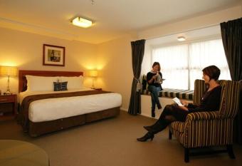 Alexander Inn has rooms with a private hot tub