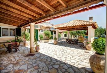 Trident Studios and Apartments has Balcony rooms