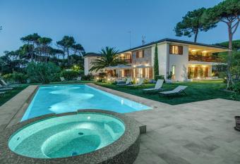 Arli Hotel Hideaway Punta Ala - Adults Only allows 18 year olds to book a room