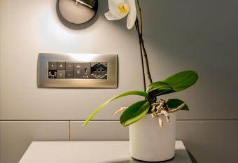 Hotel Shangri-La has Balcony rooms