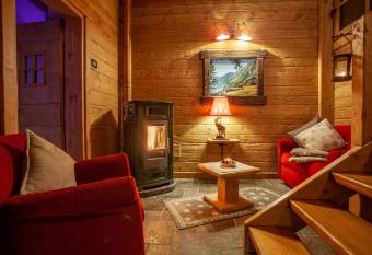 Park Chalet Village has rooms with a private hot tub
