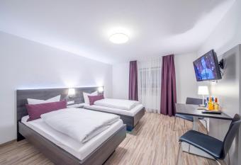 Hotel N  rnberger Hof allows 18 year olds to book a room