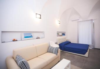 IL VIAGGIATORE VIA INDIPENDENZA 2 has Balcony rooms