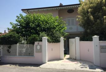 Villa Amelia has Balcony rooms