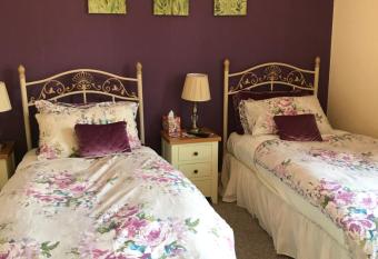 Dunclutha Guest House has rooms with a private hot tub