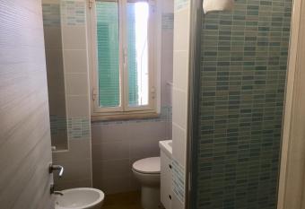 Il Viaggiatore Via Rimini Serapo has rooms with a private hot tub