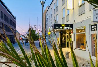 Palm Tree Hotel, Best Western Signature Collection allows 18 year olds to book a room