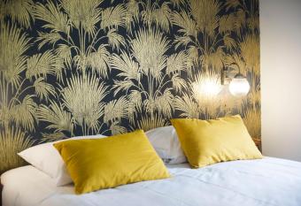 Georges Hostel & Caf   has Balcony rooms