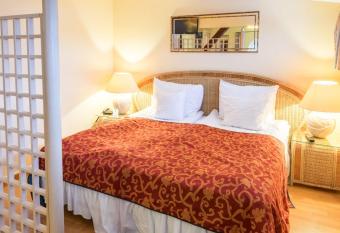 Hotel Seaport allows 18 year olds to book a room