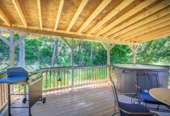 Asheville River Cabins has rooms with a private hot tub