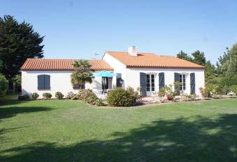 Entre Terre et Mer allows 18 year olds to book a room