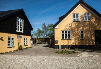 Bed & Breakfast du Nord allows 18 year olds to book a room