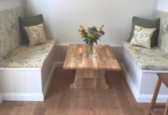 The Laburnum Retreat Shepherd Hut private hot Tub has rooms with a private hot tub