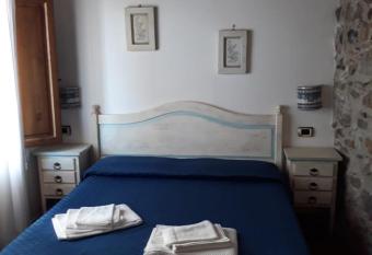 Romeo e Giulietta Scilla has rooms with a private hot tub