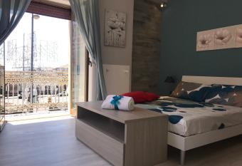 La Dama dell Etna has rooms with a private hot tub