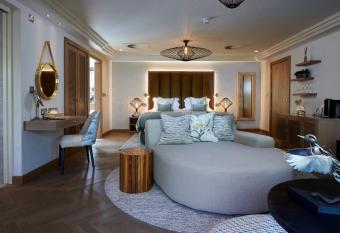 Storrs Hall Hotel has Balcony rooms