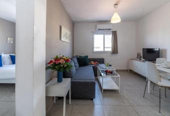 One Bedroom Apartment by Stay Eilat - Eilot Street allows 18 year olds to book a room