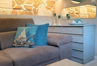 Deluxe Apartment near the Airport Adults Only allows 18 year olds to book a room