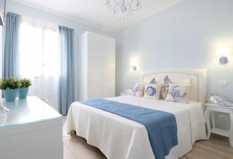 La Via dell Acqua allows 18 year olds to book a room