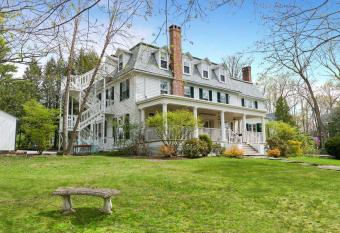 The Dewey has Balcony rooms
