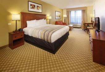 Country Inn & Suites by Radisson, Crystal Lake, IL has rooms with a private hot tub