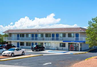 Motel 6 Pueblo Io25 allows 18 year olds to book a room