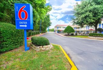 Motel 6 Huntsville Tx allows 18 year olds to book a room
