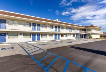 Motel 6 Phoenix North Bell Road allows 18 year olds to book a room